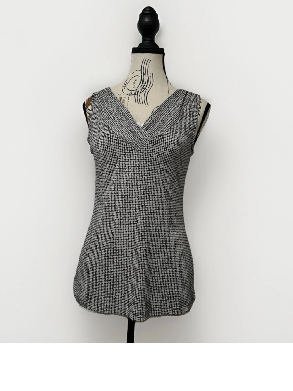 Banana Republic XS Women’s Black and White V-Neck Tank Top.